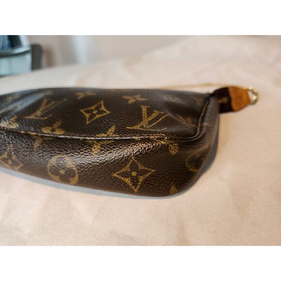 Louis Vuitton Pochette Accessoires Monogram Canvas Shoulder Bag LV Gold Strap - Picture 6 of 14